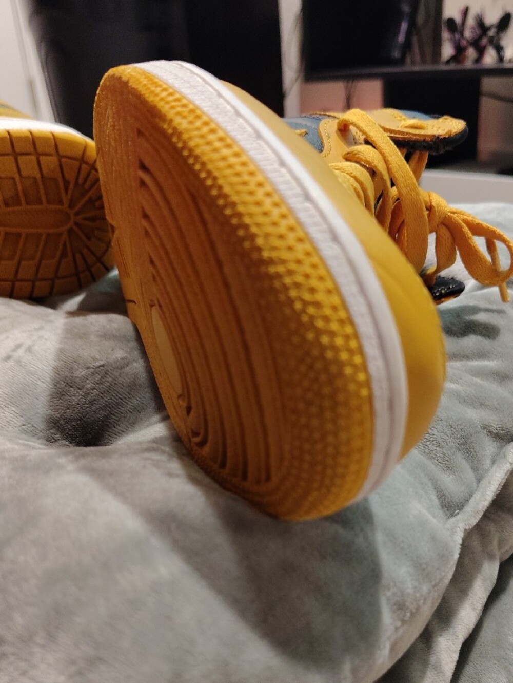 Nike Air Jordan 1 Mid - Black & Yellow - Picture 7 of 8